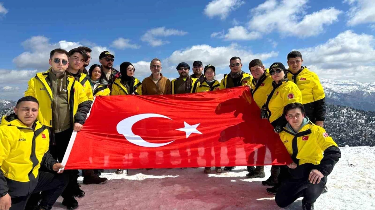 Afyonkarahisar ANDA ekibi, Muhsin Yazıcıoğlu\'nu anmak için Keş Dağ\'ına tırmandı