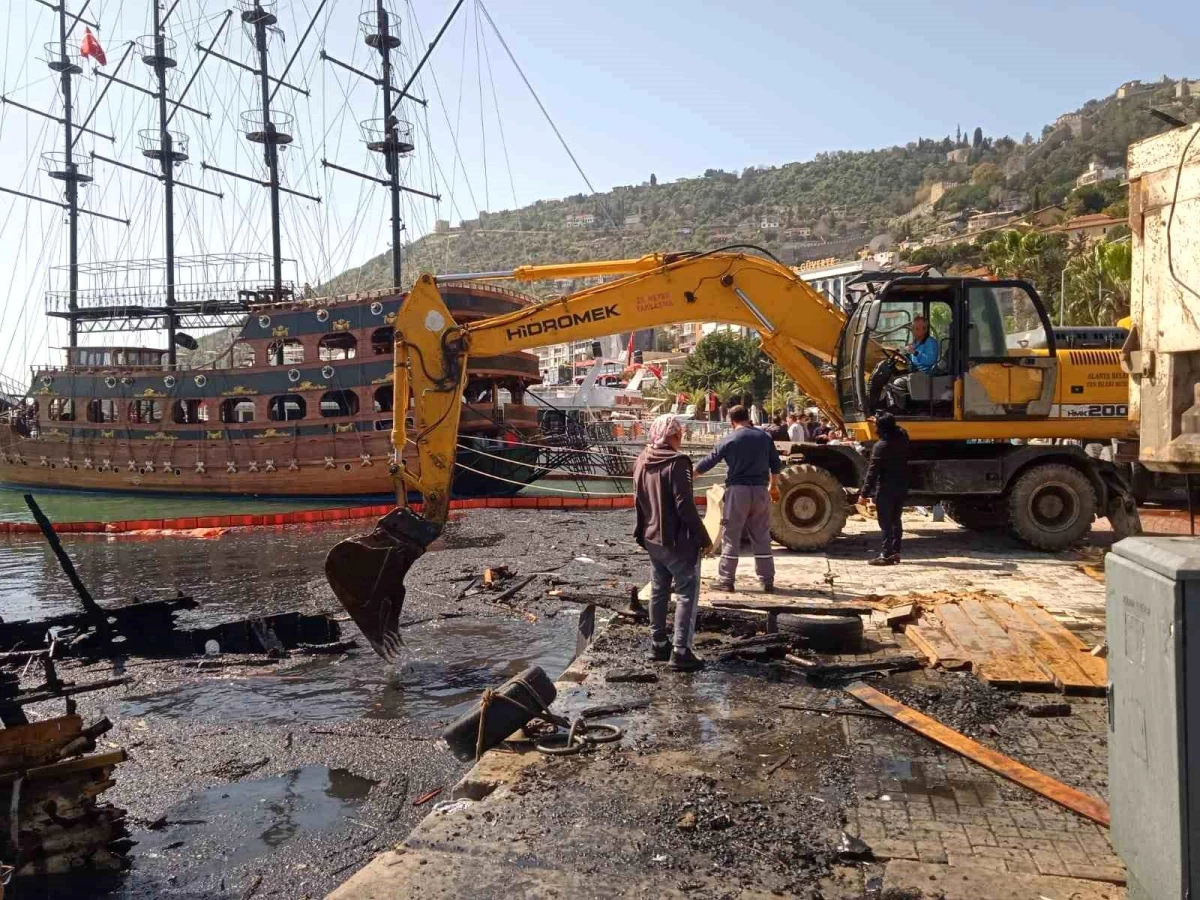 Alanya\'da yanarak batan teknenin su altında kalan parçaları çıkartıldı