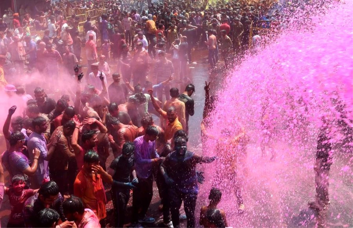 Albüm: Hindistan\'da Renklerin Festivali Holi Coşkuyla Kutlandı