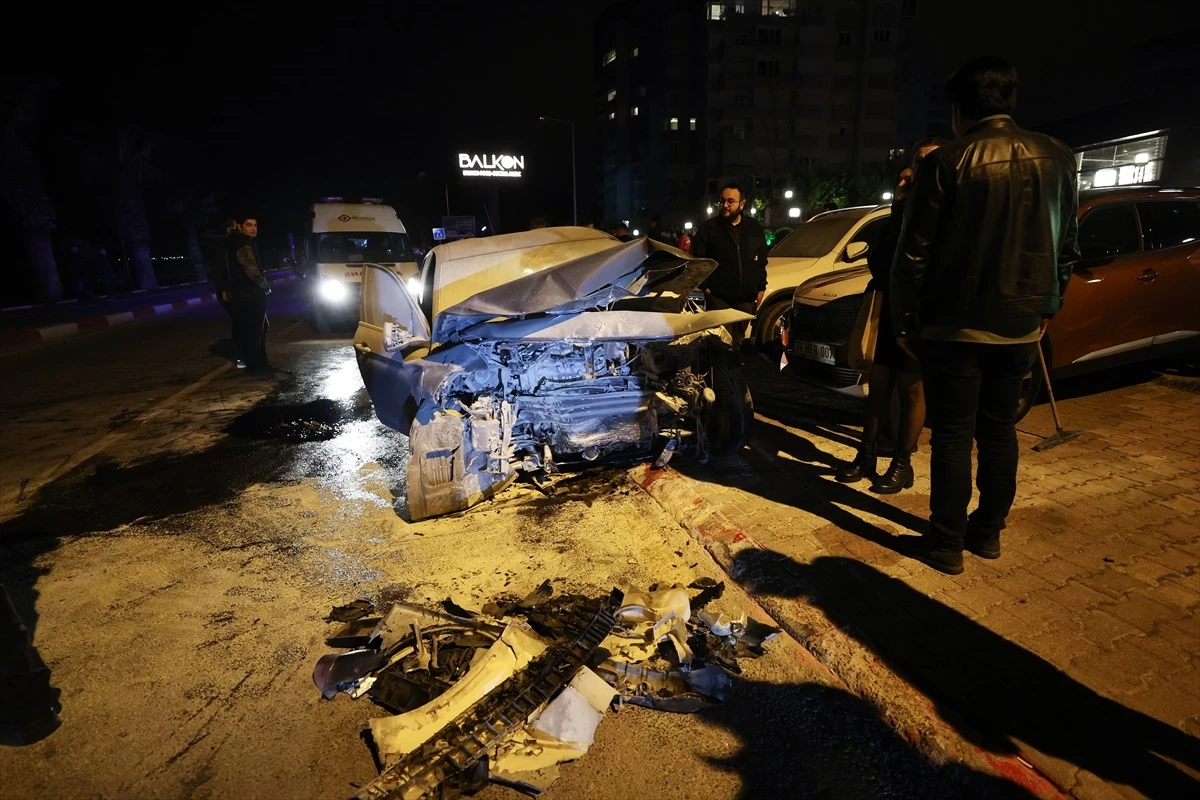 Antalya\'da iki otomobilin çarpıştığı kazada 4 kişi yaralandı