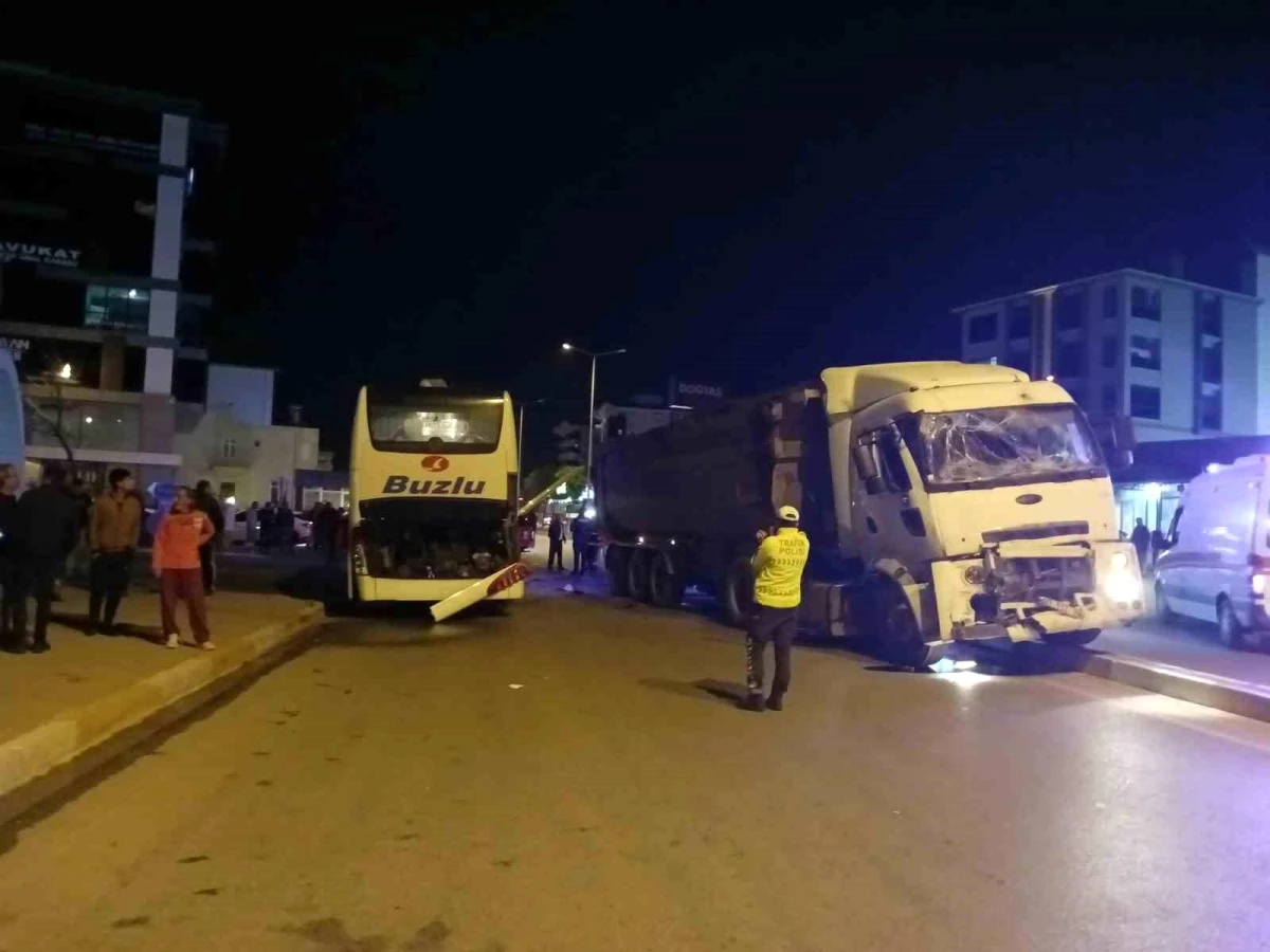 Antalya\'da otobüs ile hafriyat kamyonu çarpıştı: 4 yaralı