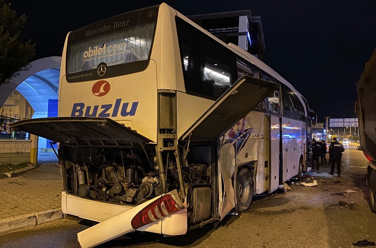 Antalya\'da Otobüs ve Hafriyat Kamyonu Çarpıştı: 4 Yaralı