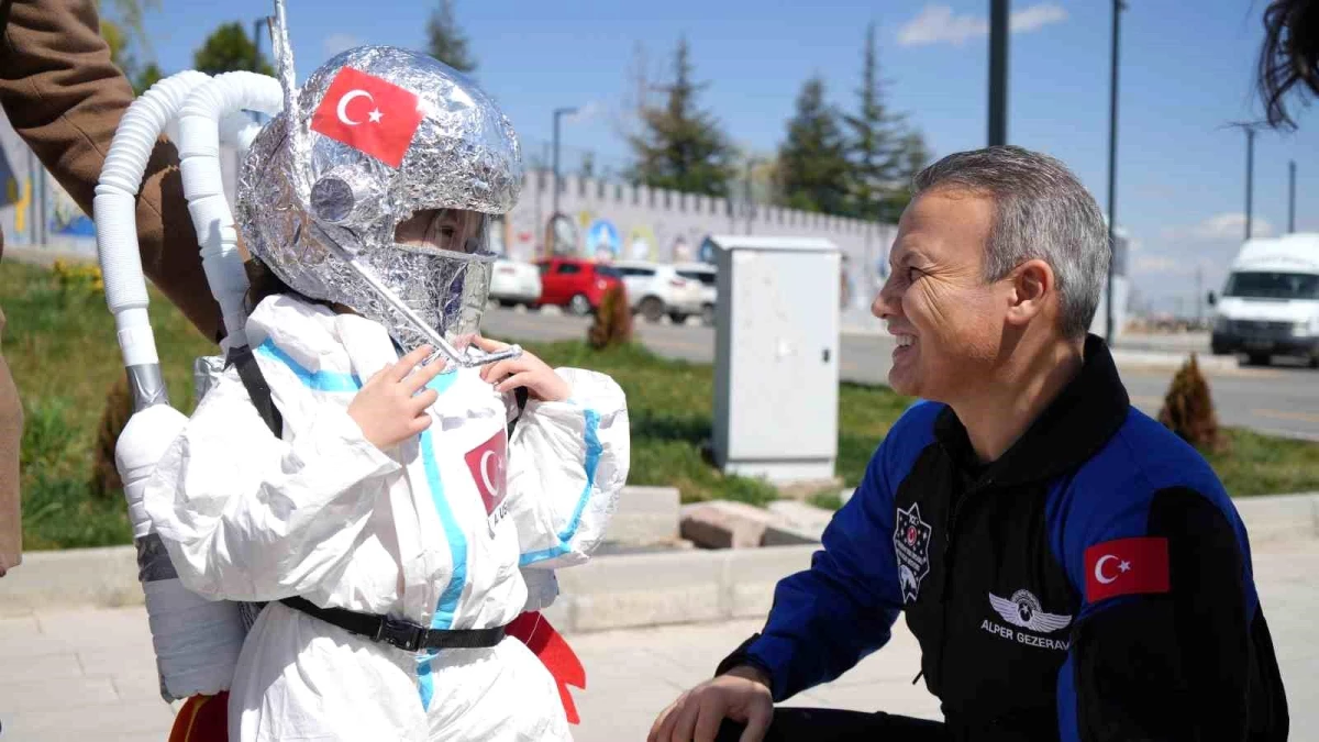 Türkiye\'nin ilk astronotu Alper Gezeravcı Kırıkkale Belediyesi Bilim Merkezi\'ni ziyaret etti