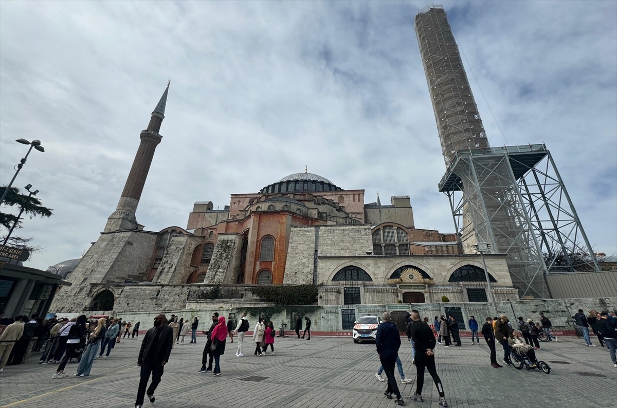 Ayasofya\'da II. Beyazıt Minaresi Söküldü