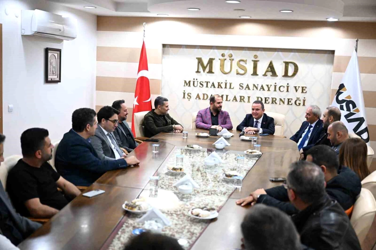 Antalya Büyükşehir Belediye Başkanı Muhittin Böcek, iş adamlarıyla bir araya geldi