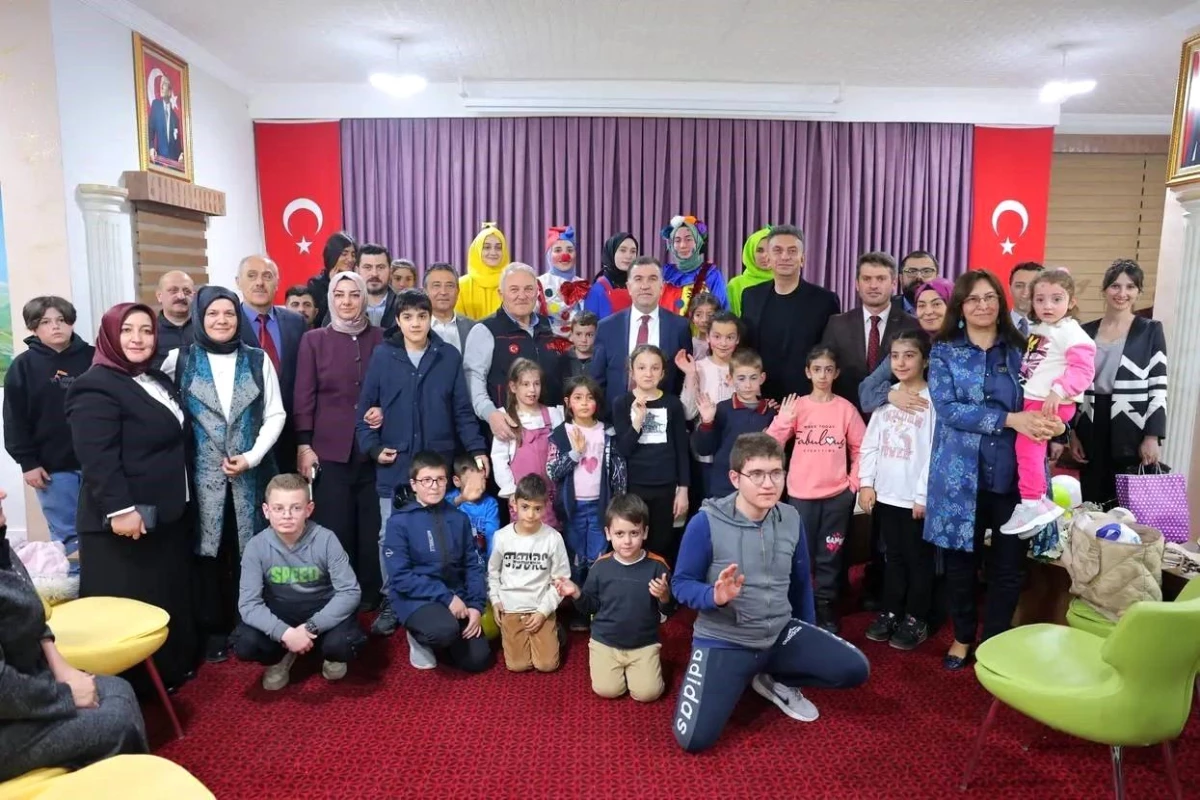 Bayburt Valisi Mustafa Eldivan, Dünya Yetimler Günü\'nde çocuklarla iftar yaptı
