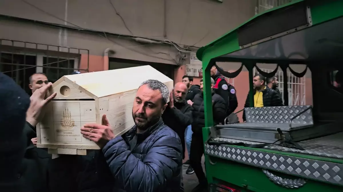 Nusretiye Camii\'nde intihar eden kişi, annesini ve kız kardeşini öldürdü