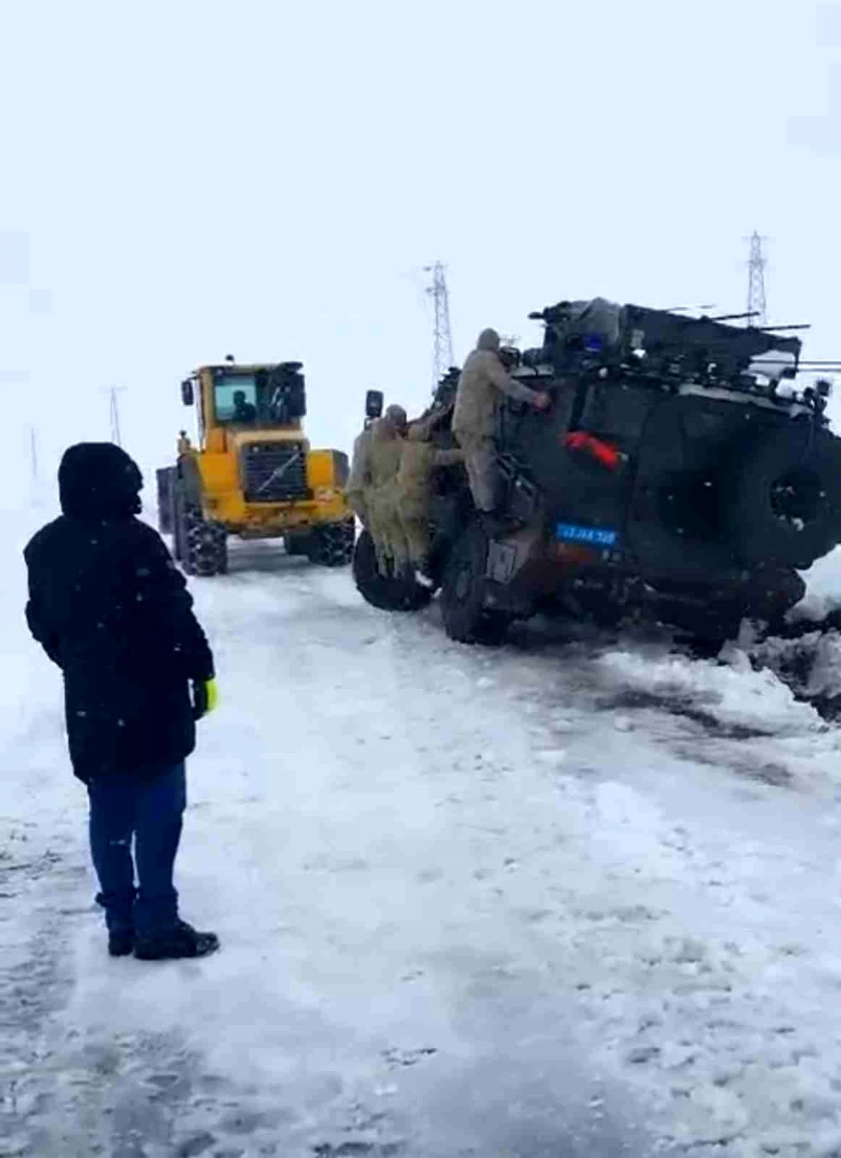 Bitlis\'te Kar Yağışı Nedeniyle Yollar Açılmaya Devam Ediyor