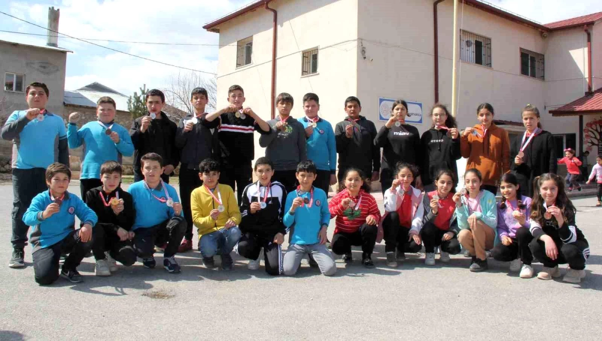 Sivas Uzuntepe İlk-Ortaokulu Okullar Arası Bilek Güreşi Müsabakalarında 47 Madalya Kazandı