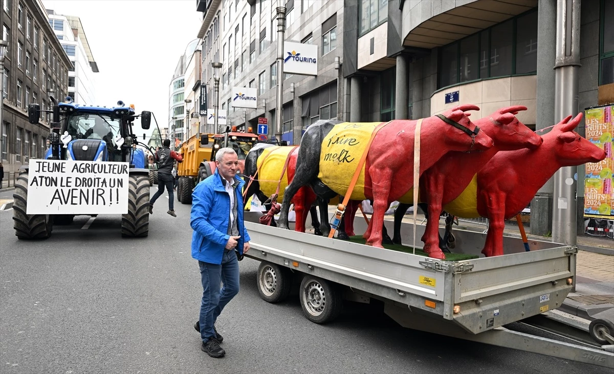 Çiftçiler Brüksel\'de Gösteri Düzenledi