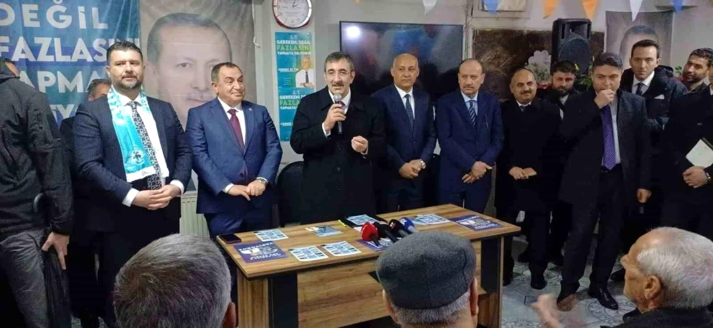 Cumhurbaşkanı Yardımcısı Cevdet Yılmaz Malazgirt ilçesinde seçim bürosunu ziyaret etti