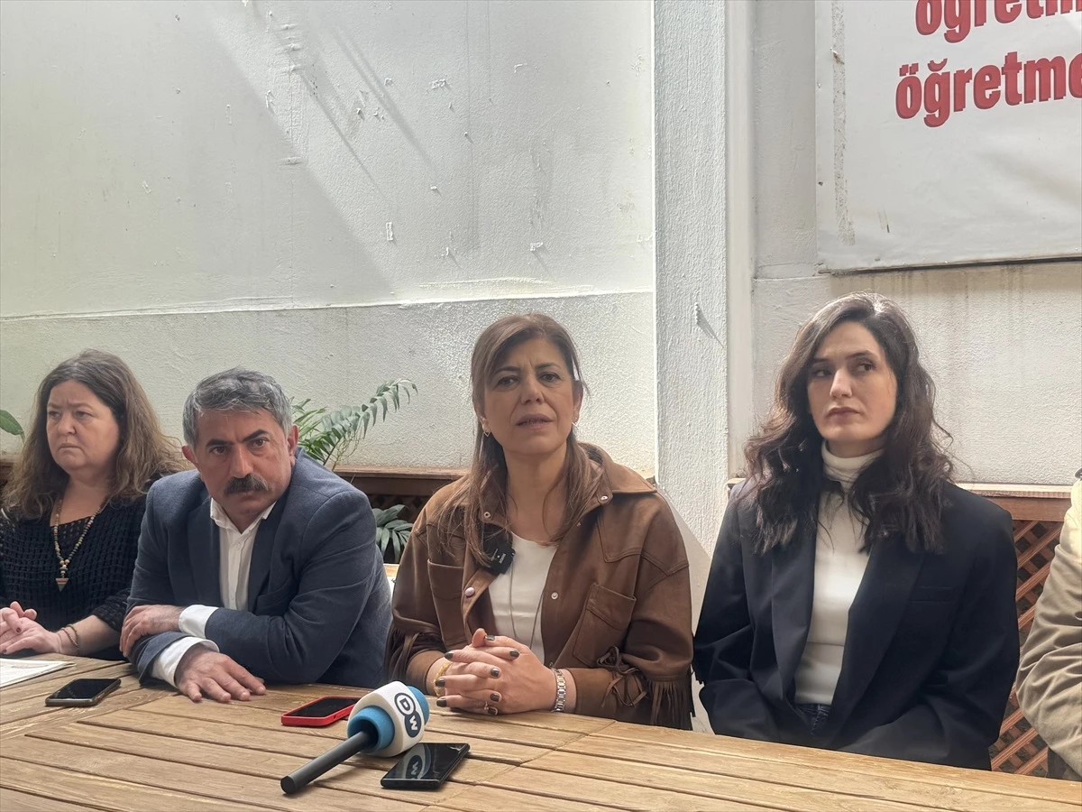 DEM Parti İBB Başkan adayı Meral Danış Beştaş, Kadıköy\'de seçim çalışmalarına devam etti