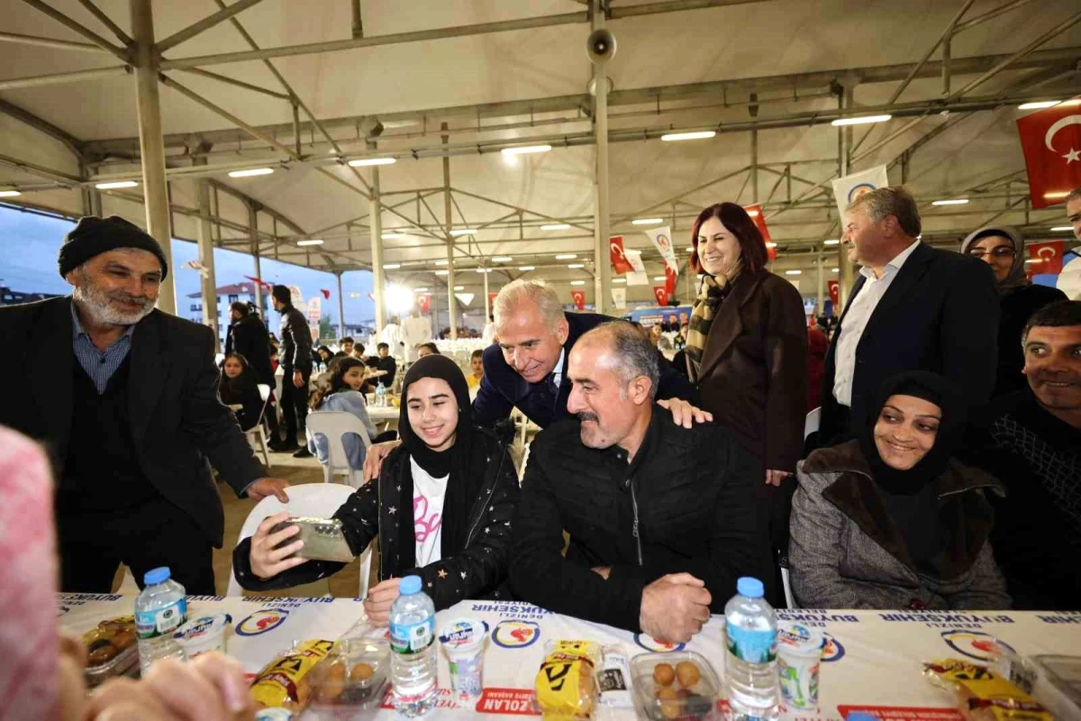 Denizli Büyükşehir Belediyesi Mahalle İftarı Düzenledi