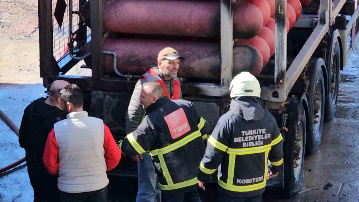 Kastamonu\'da Doğalgaz Tüpleri Taşıyan Tırın Dorsesinde Yangın Çıktı