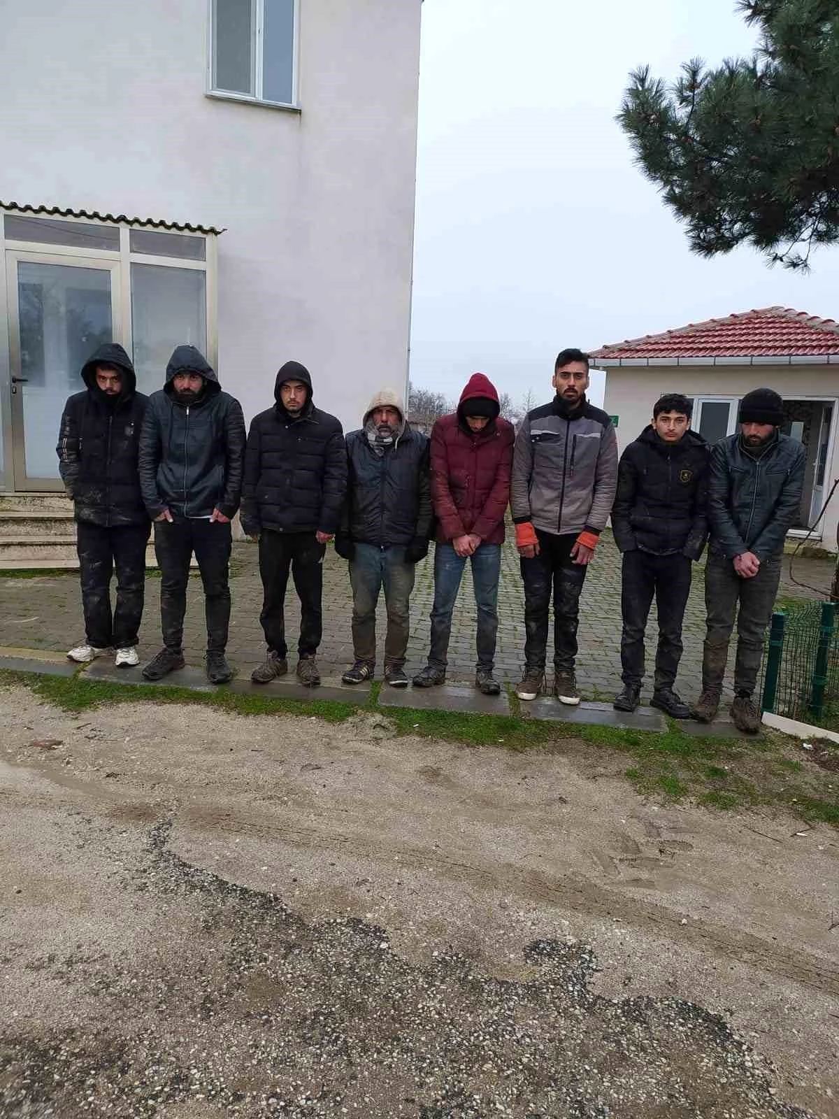 Edirne\'de jandarma ekipleri tarafından 8 düzensiz kaçak göçmen yakalandı