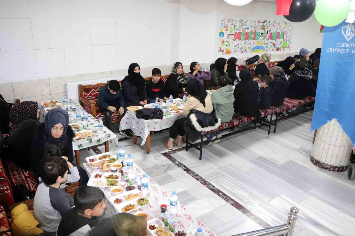 Elazığ İl Müftülüğü ve TDV Elazığ Şubesi yetim çocuklar için iftar programı düzenledi