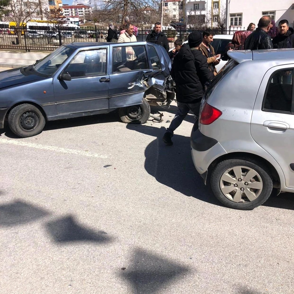 Elazığ\'da iki otomobil çarpıştı, ölen ya da yaralanın olmadığı kazada maddi hasar meydana geldi
