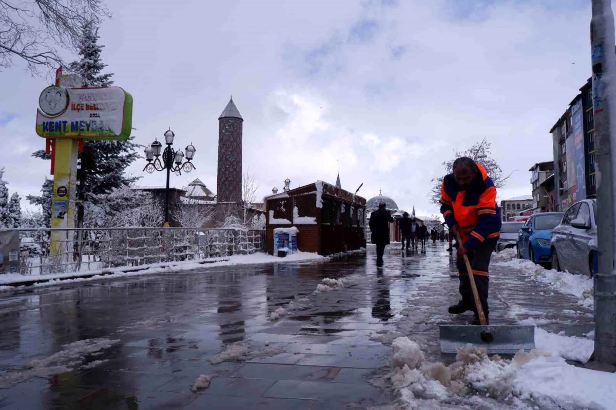 Erzurum\'da yoğun kar yağışı sonrası kent beyaza büründü