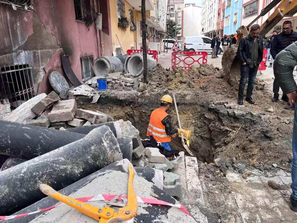 Esenyurt\'ta Doğalgaz Borusu Patladı: İki Daire Yanmaya Başladı