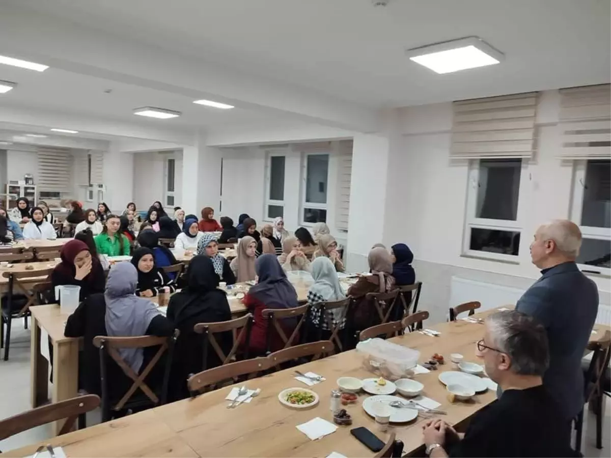 Gediz\'de hafız kızlar ve üniversiteli öğrenciler iftarda buluştu