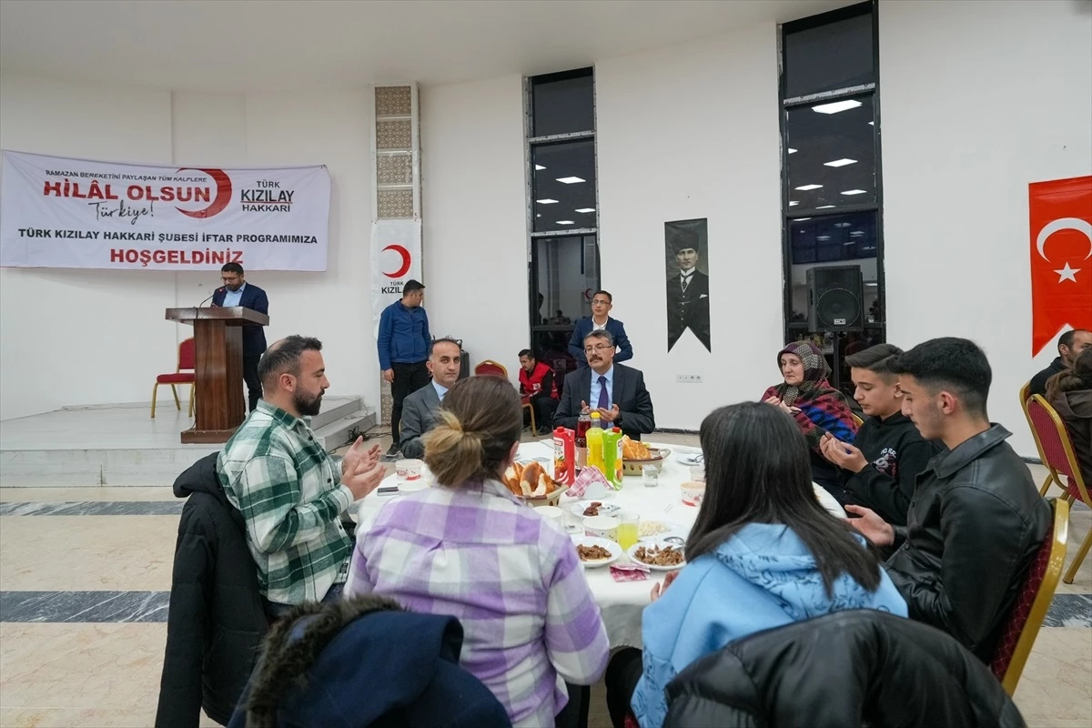 Hakkari\'de Türk Kızılayı Dünya Yetimler Günü İftar Programı Düzenledi