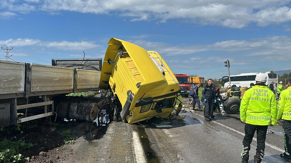 Hatay\'da Tırın Çarptığı Otomobilde 6 Kişi Hayatını Kaybetti