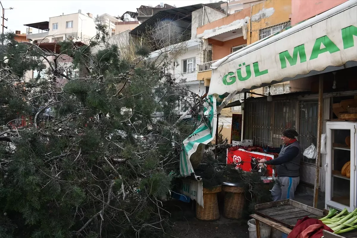 Hatay ve ilçelerinde şiddetli rüzgar ve sağanak etkili oldu