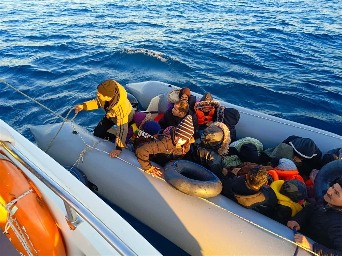 İzmir\'in Dikili ilçesi açıklarında 12\'si çocuk 27 düzensiz göçmen kurtarıldı