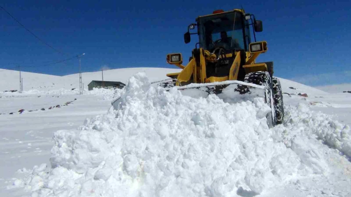 Kars\'ta Kar Kalınlığı 2 Metreyi Geçti, Evler Kar Altında Kaldı