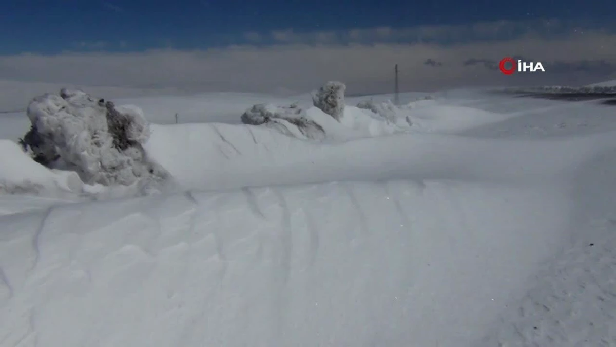 Kars\'ta beyaz esaret: Kar kalınlığı 2 metreyi geçti, kapanan köy yolları tek tek açılıyor