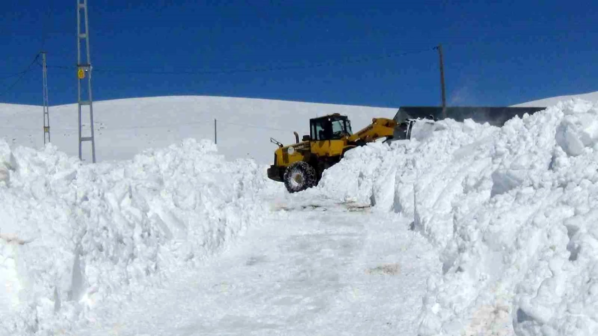 Kars\'ta Kar ve Tipi Nedeniyle 29 Köy Yolu Ulaşıma Kapandı