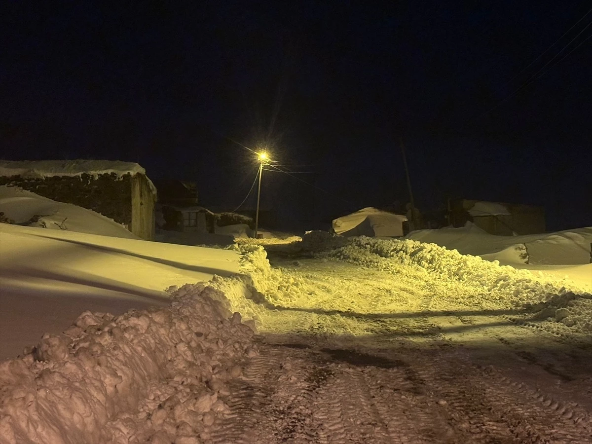 Kars\'ta kar yağışı ve tipi nedeniyle 58 köy yolu ulaşıma kapandı, yolda mahsur kalan 15 araç kurtarıldı