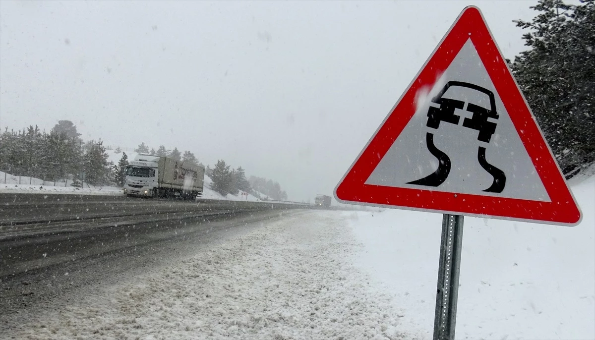 Kars\'ta etkili olan kar yağışı ve sis sürücülere zor anlar yaşatıyor