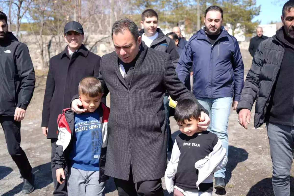 Prof. Dr. Ötüken Senger, Kars\'ta seçim çalışmalarını sürdürüyor