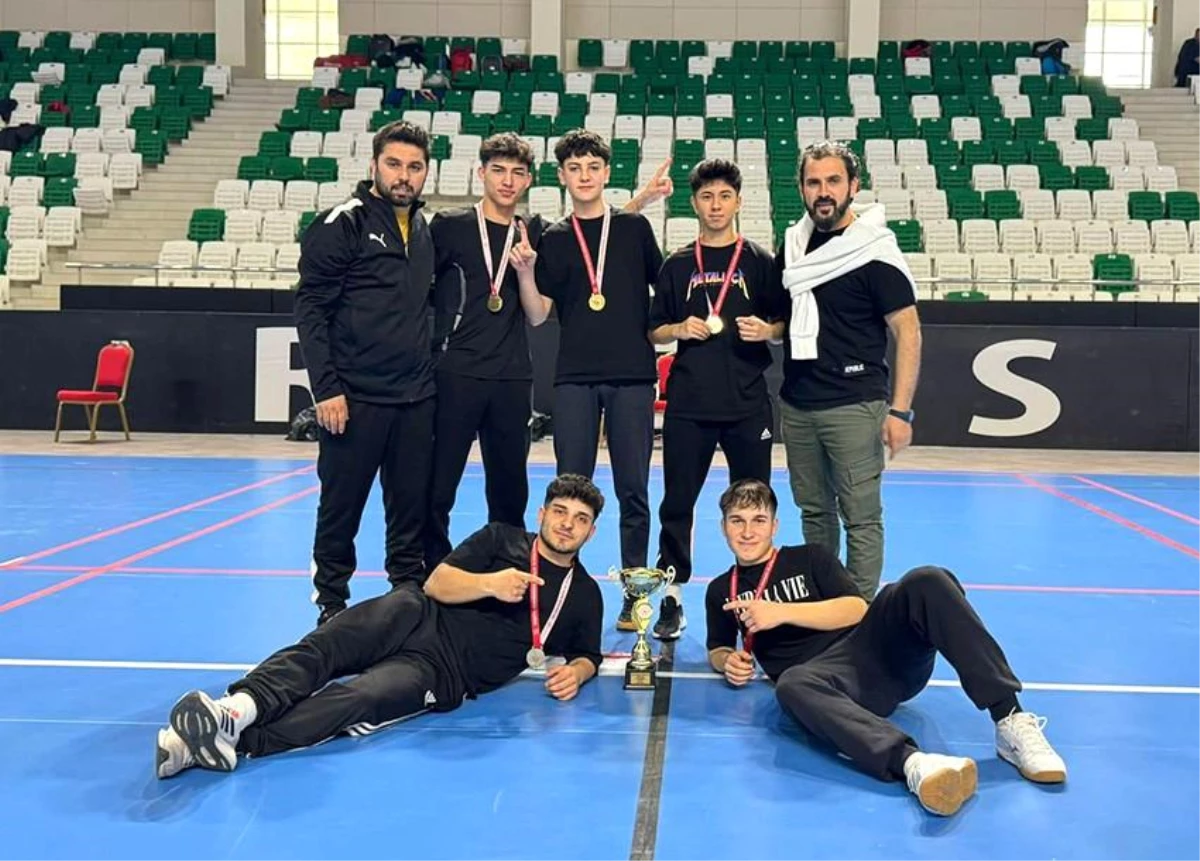 Kayseri Fevziye Memduh Güpgüpoğlu Spor Lisesi Türkiye Badminton Birincisi