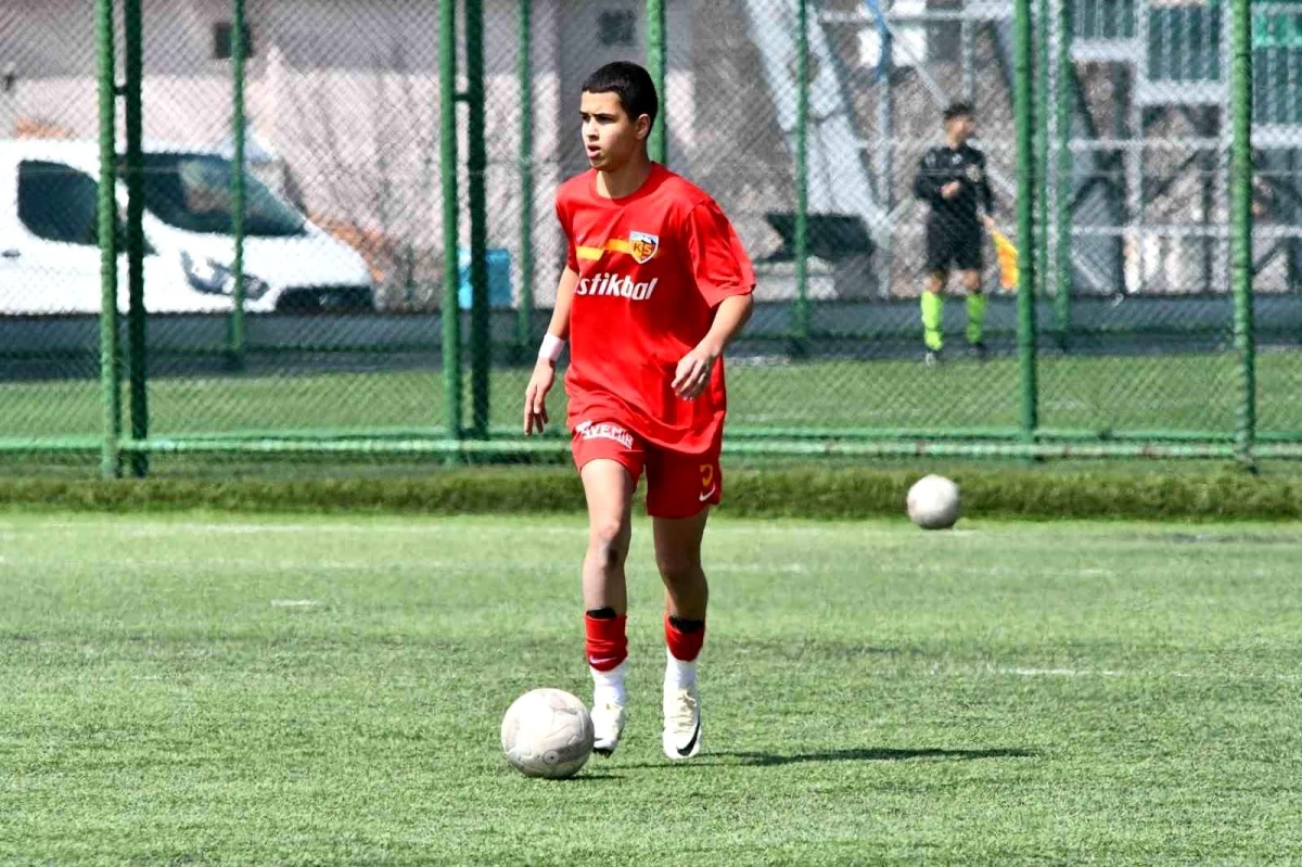 Kayserispor\'un genç futbolcusu Aras Çelik, U14 milli takım aday kadrosuna davet edildi
