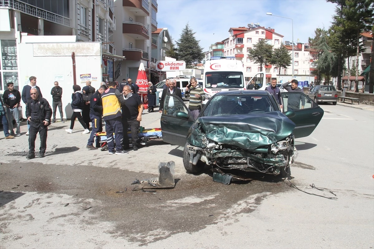 Konya Beyşehir\'de Otomobil Çarpışması: 3 Yaralı