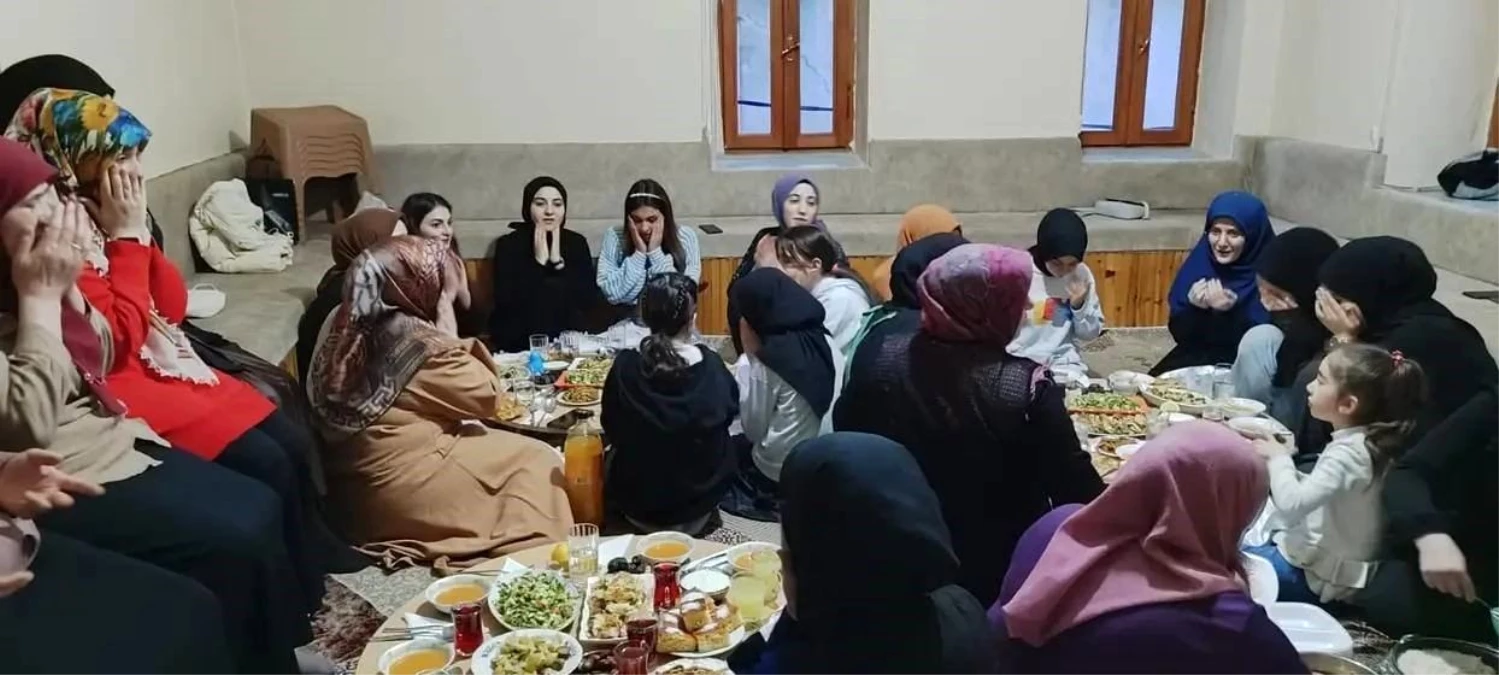 Kur\'an kursu öğreticileri öğrencilere iftar programı düzenledi