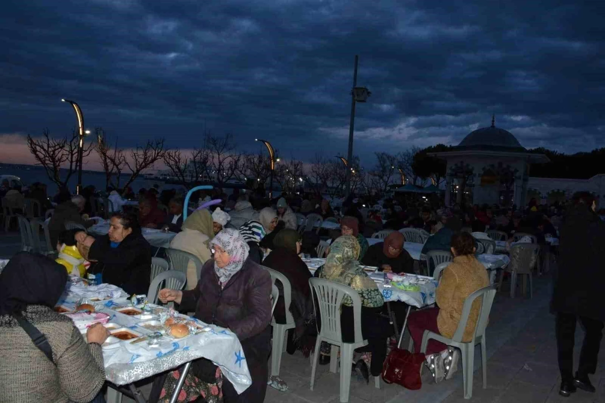 Lapseki Belediyesi İskele Şehitler Camii\'nde İftar Sofraları Kurdu