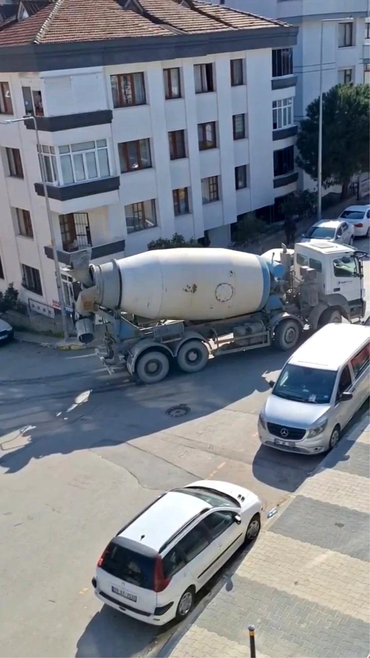 Maltepe\'de sıvı beton yükünü kara yoluna döken sürücüye ceza kesildi