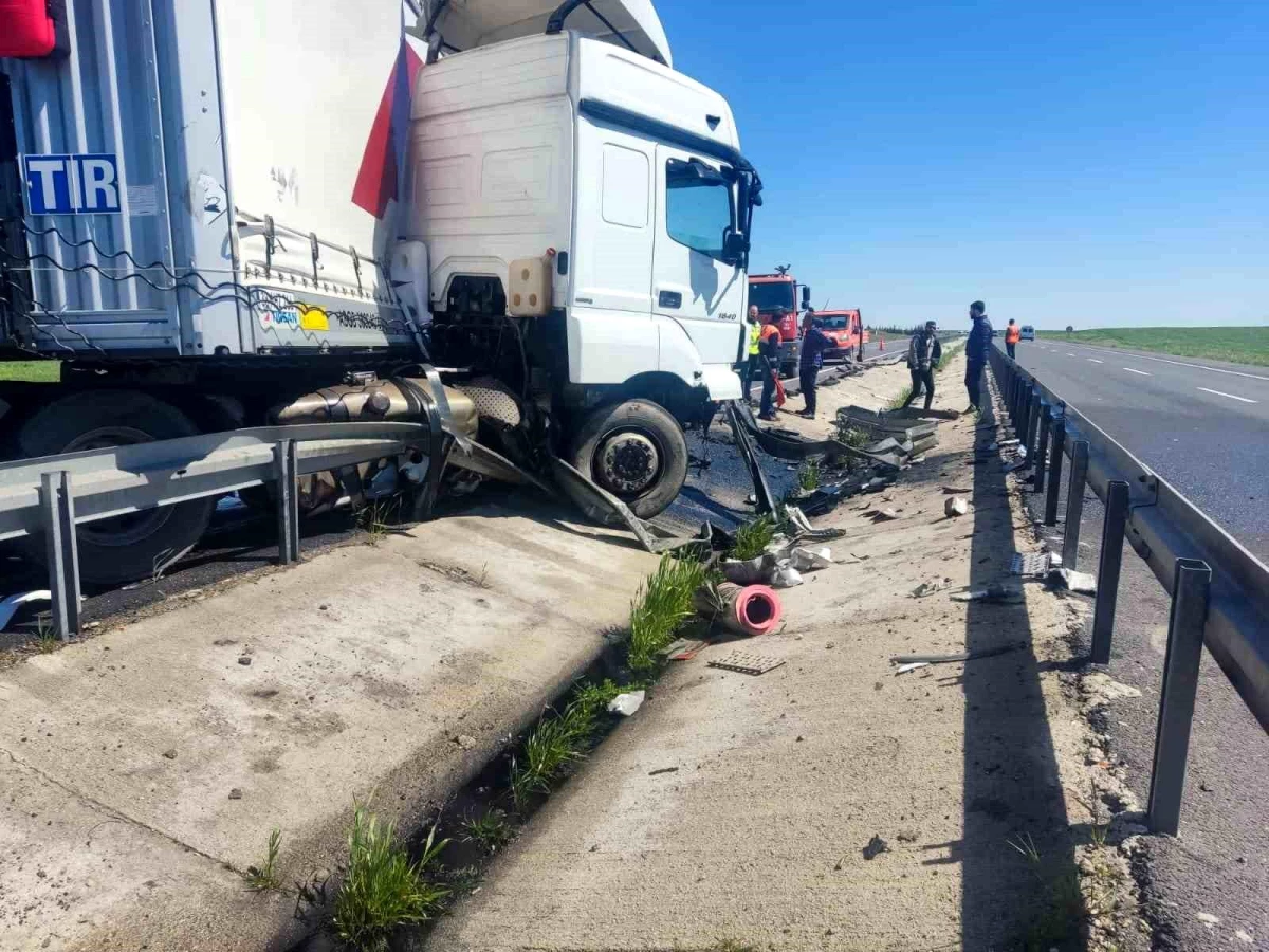 Mardin Nusaybin\'de Tır Kaza Yaptı, Sürücü Yaralandı