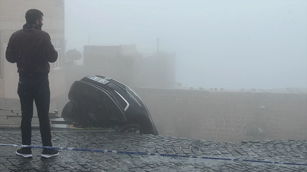 Mardin\'de sağanak nedeniyle yolda çökme: 2 araç hasar gördü