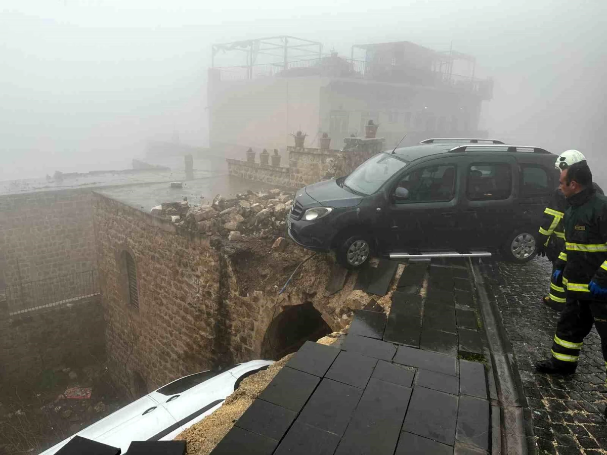 Mardin\'de sağanak yağış nedeniyle çöken yolda 2 araçta hasar oluştu