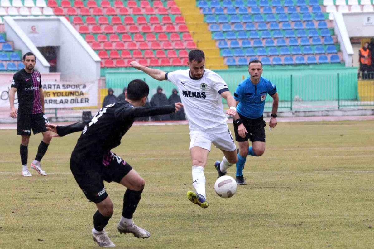 Menemen FK\'nın golcüsü Kemal Rüzgar, takımının skor yükünü üstlendi