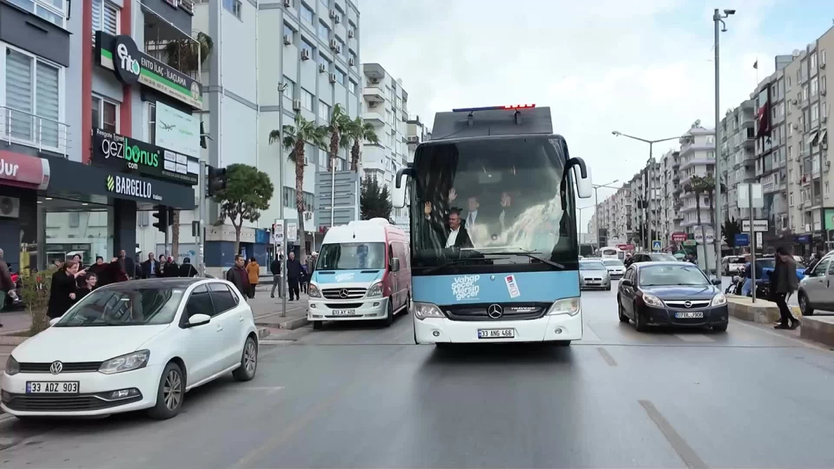 Mersin Büyükşehir Belediye Başkanı Vahap Seçer, otobüsle şehir turu yaparak halkı selamladı