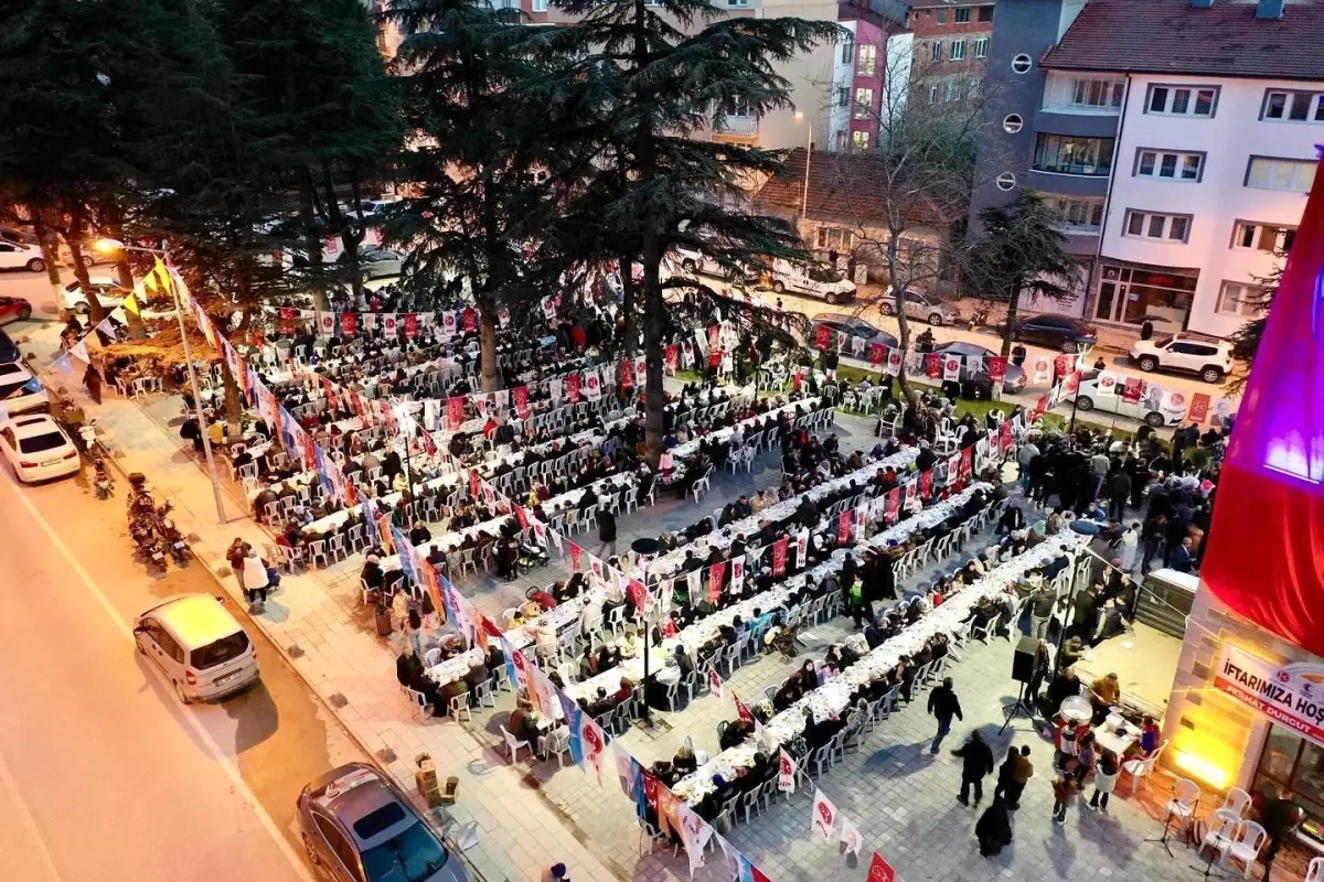 MHP\'nin düzenlediği iftar yemeğinde binlerce kişi bir araya geldi