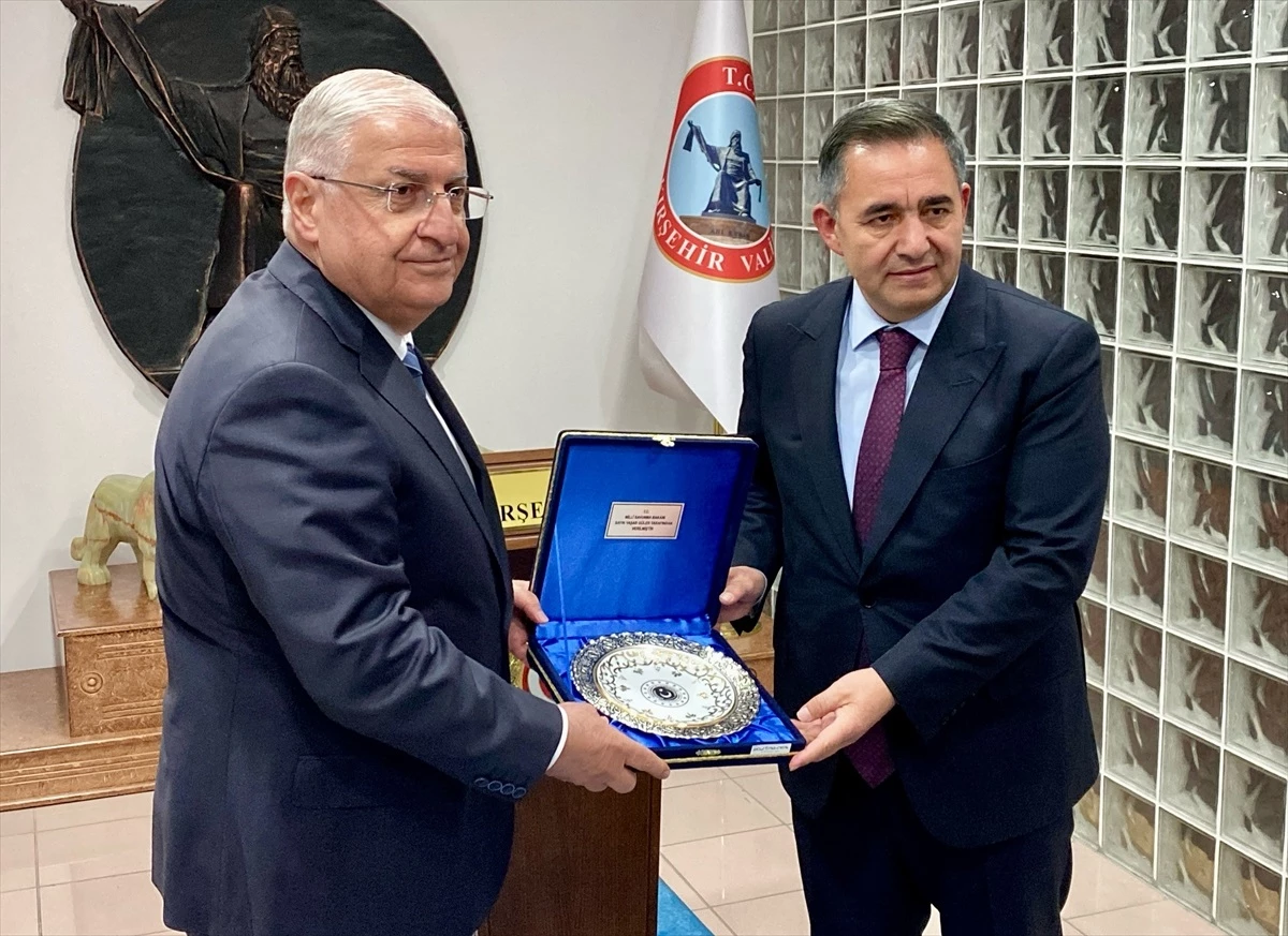 Milli Savunma Bakanı Yaşar Güler, Kırşehir Valisi Hüdayar Mete Buhara\'yı ziyaret etti