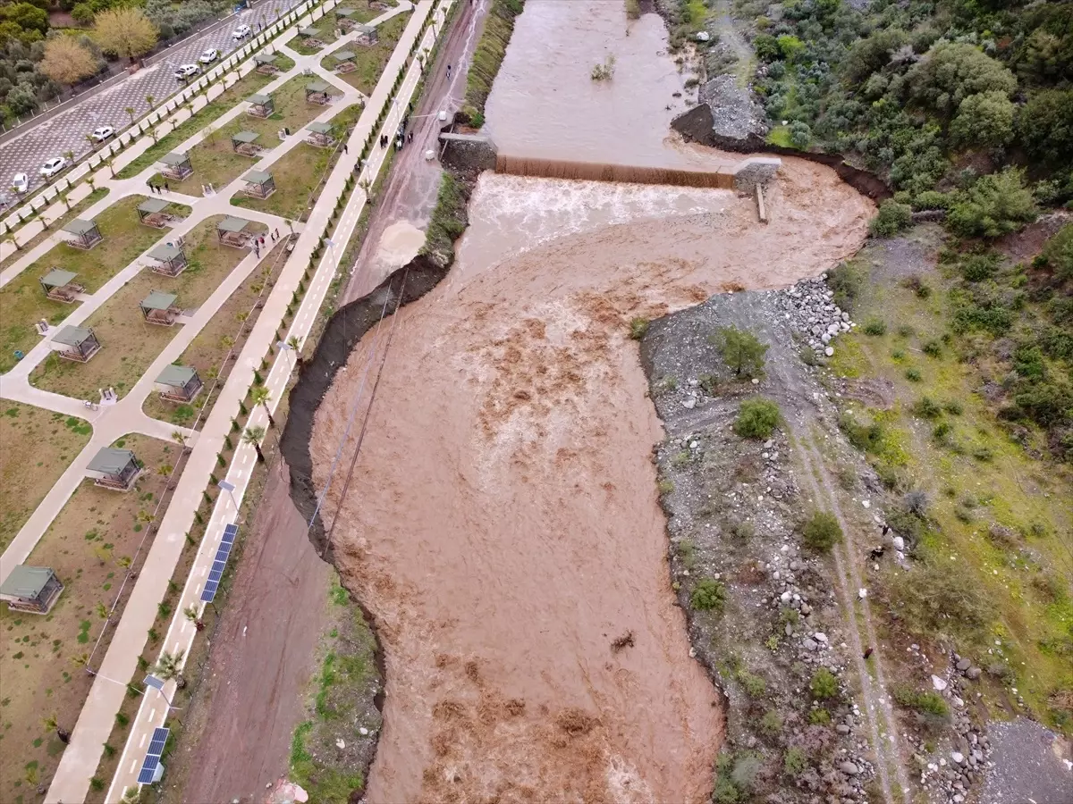 Osmaniye\'de Karaçay Deresi\'nde Beton Bent Yıkıldı, Toprak Yolda Çökme Meydana Geldi