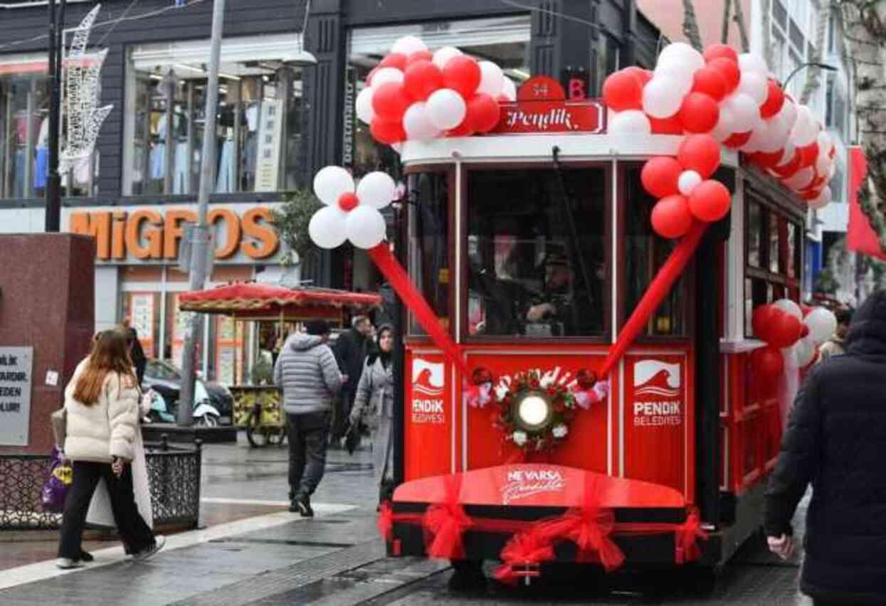 Pendik Belediyesi, güneş enerjisiyle çalışan nostaljik tramvayı hizmete sundu