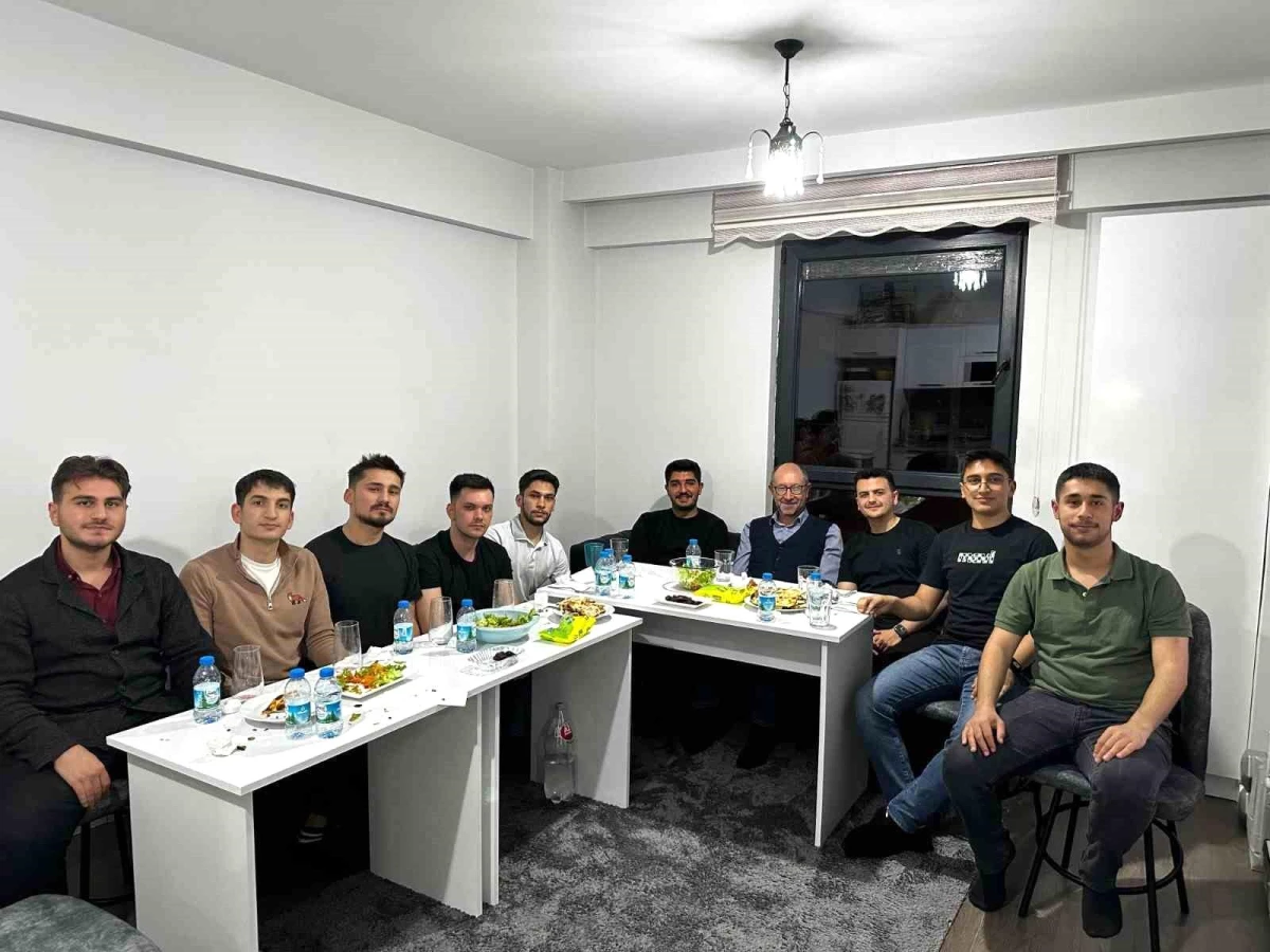 Anadolu Üniversitesi Rektörü Öğrencileri Evde Ziyaret Ederek İftar Yaptı